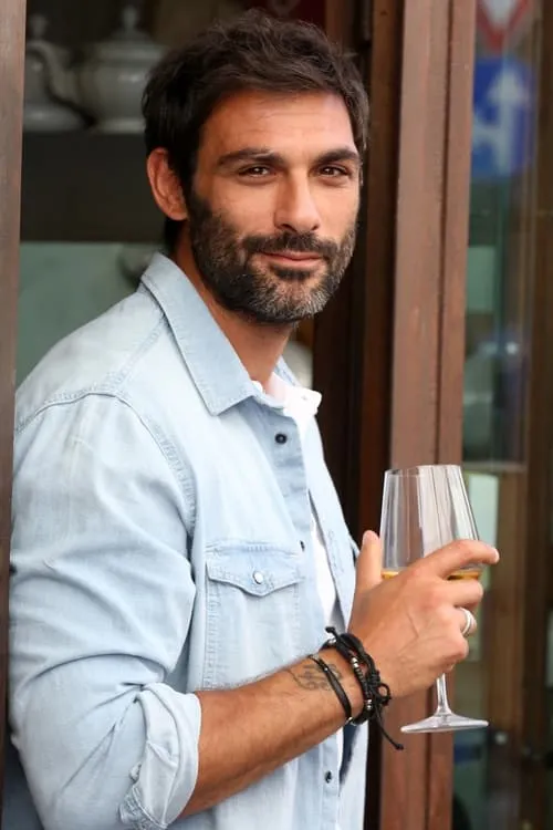 Francesco Arca interpretando a Antonio