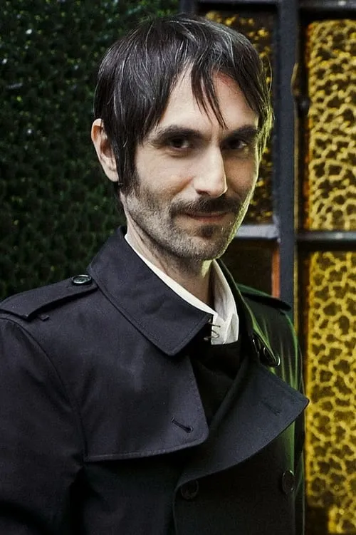 Francesco Bianconi interpretando a