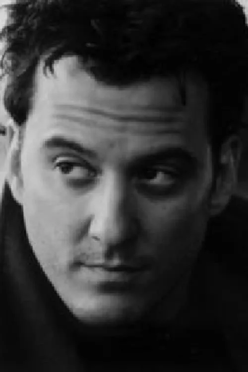 Francis Fallon interpretando a