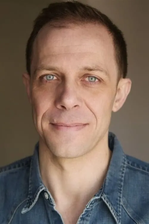 François Briault interpretando a Borus Rousseau