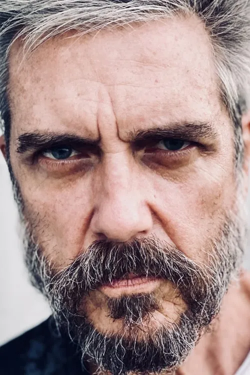 Frank Duffy interpretando a 