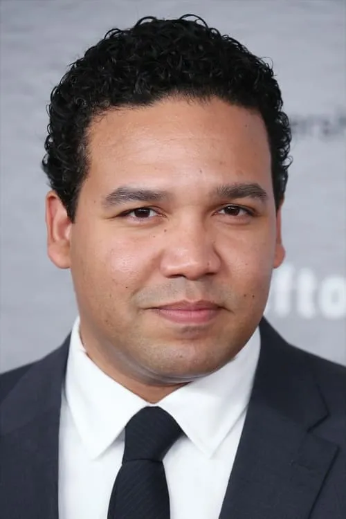 Frank Harts interpretando a Dex