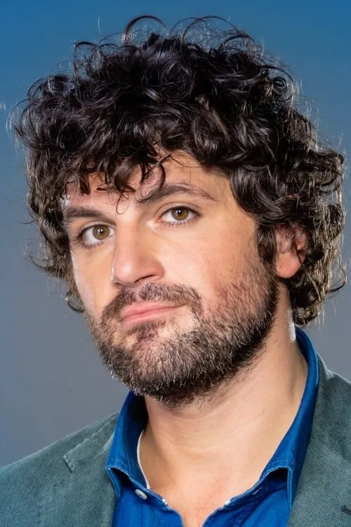 Frank Matano interpretando a Paolo