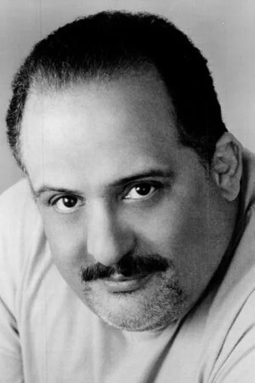 Frank Medrano interpretando a Melvin Diamond