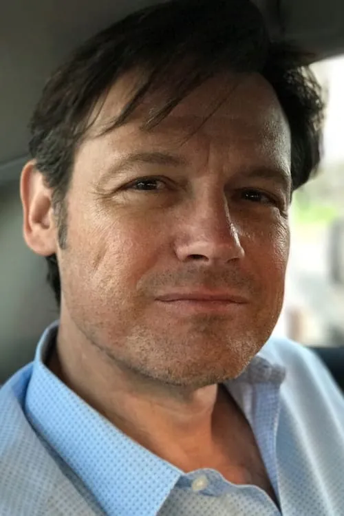 Frank Military interpretando a Bobby Burns