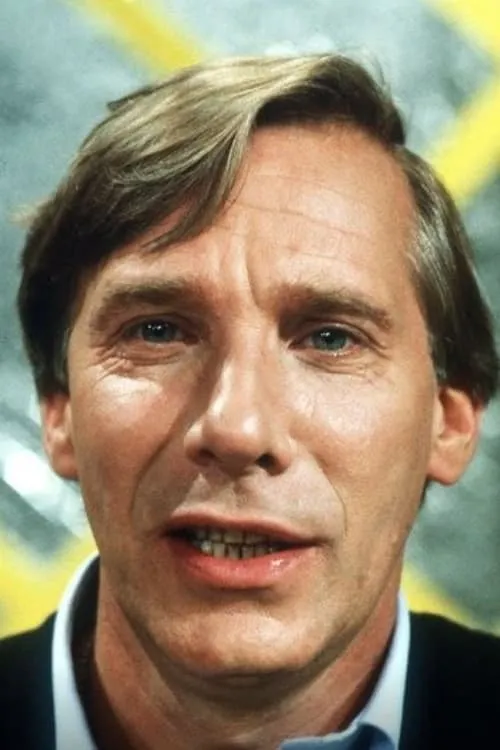 Frans Halsema interpretando a Interviewer