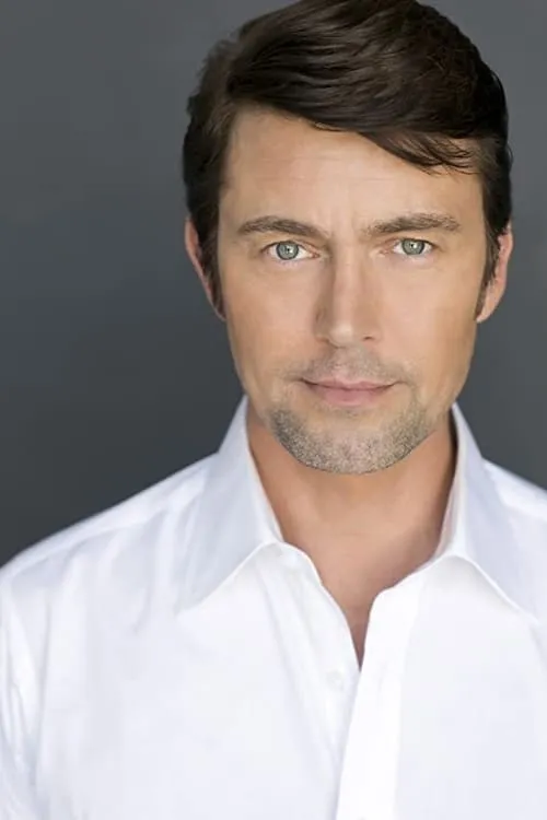 Staten Cousins Roe ha trabajado con Frazer Douglas en 1 ocasiones