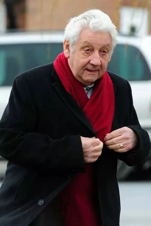 Freddie Davies interpretando a Alfie Duffell