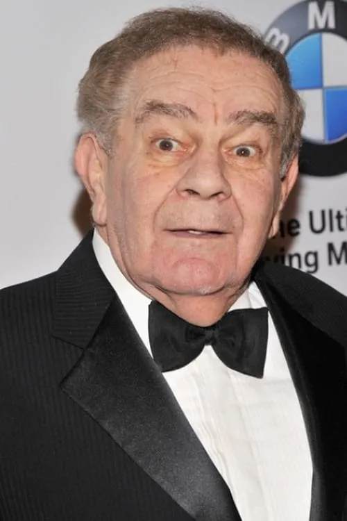 Freddie Roman interpretando a Mr. Portelli