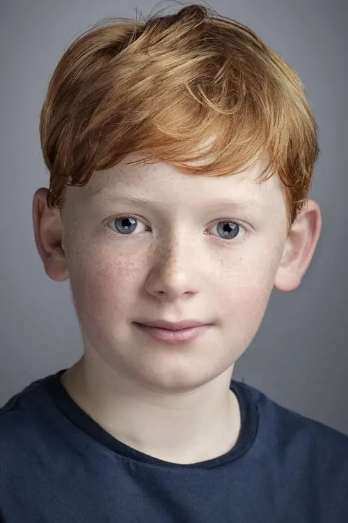 Freddie Spry interpretando a Harry