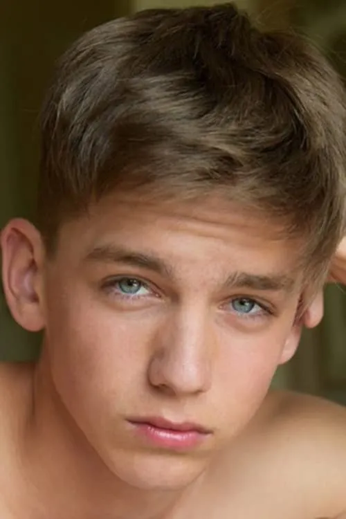 Freddy McQueen interpretando a