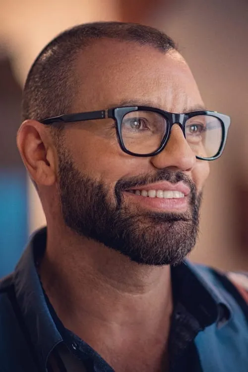 Freddy Viquez interpretando a Helmut