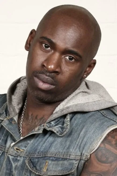 Fredi 'Kruga' Nwaka interpretando a Sergeant