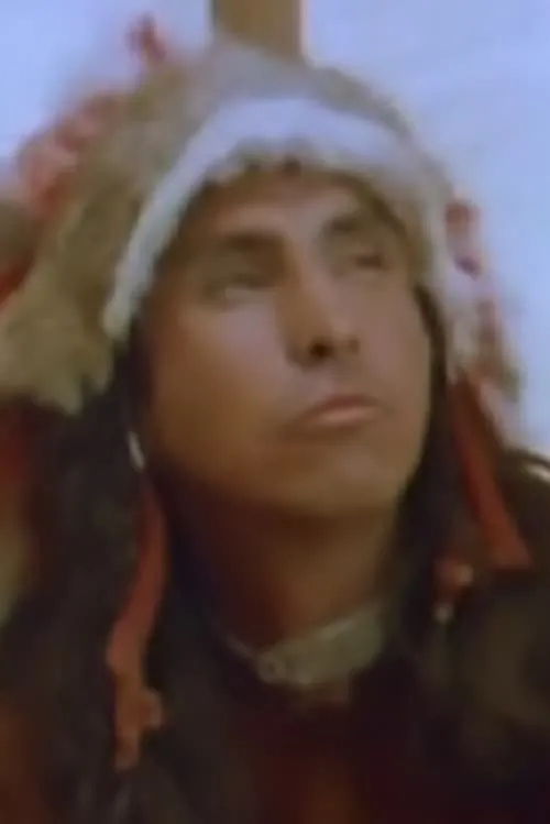 Fredrick Lopez interpretando a Senator Cordero