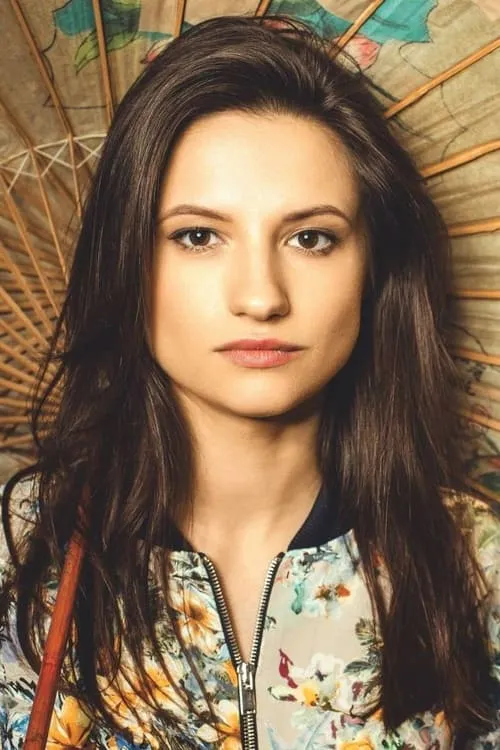 Claire Garvey ha trabajado con Gabija Urnieziute en 1 ocasiones