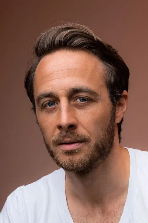 Gabriel Raab interpretando a Mike