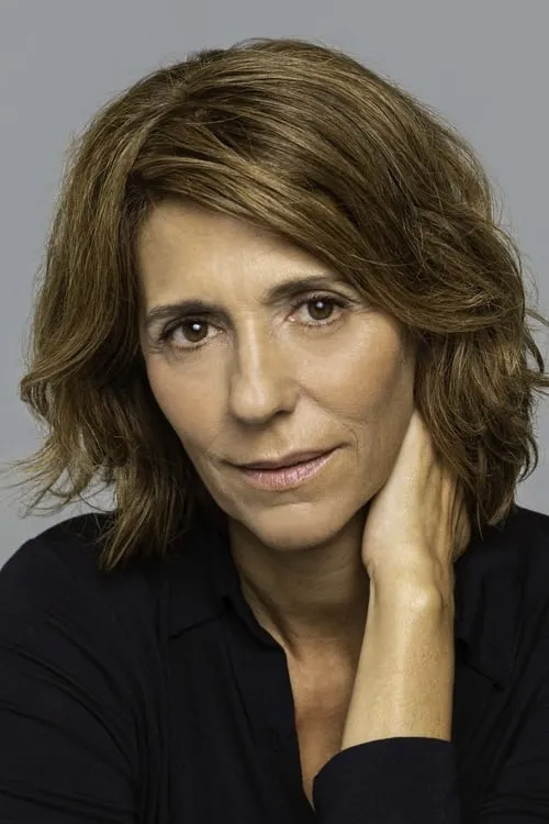 Gabriela Flores interpretando a