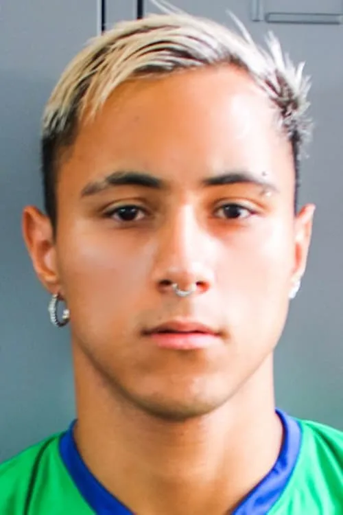 Gael Macias interpretando a