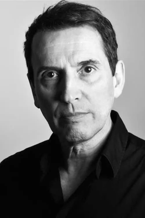 Gareth Snook interpretando a Mercier / Mumbler / Marini