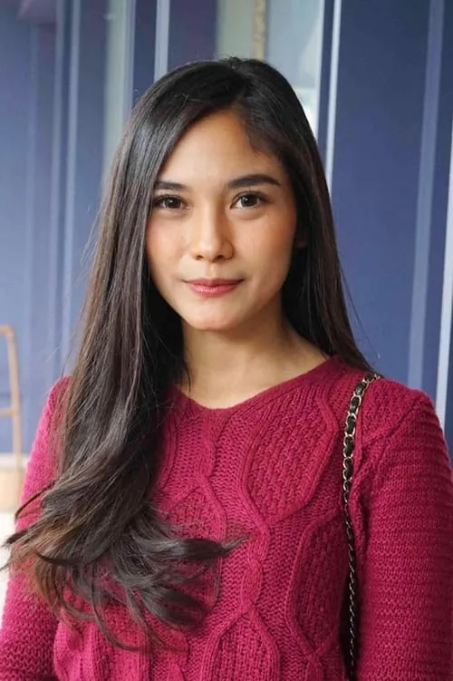 Garneta Haruni interpretando a Santi