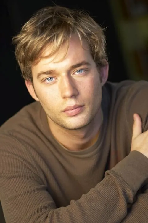 Garrett Strommen interpretando a 17-Year-Old Emanuele