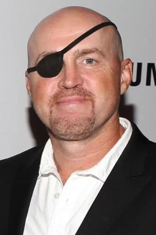 Garrett Warren interpretando a American Businessman