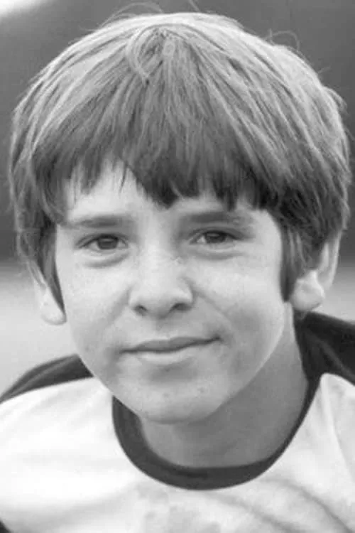 Gary Russell interpretando a Narrator