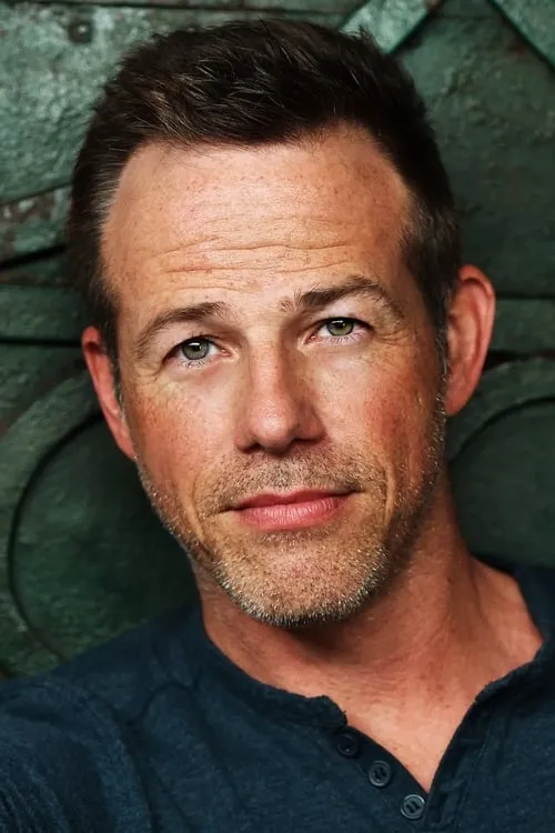 Gary Weeks interpretando a Tom