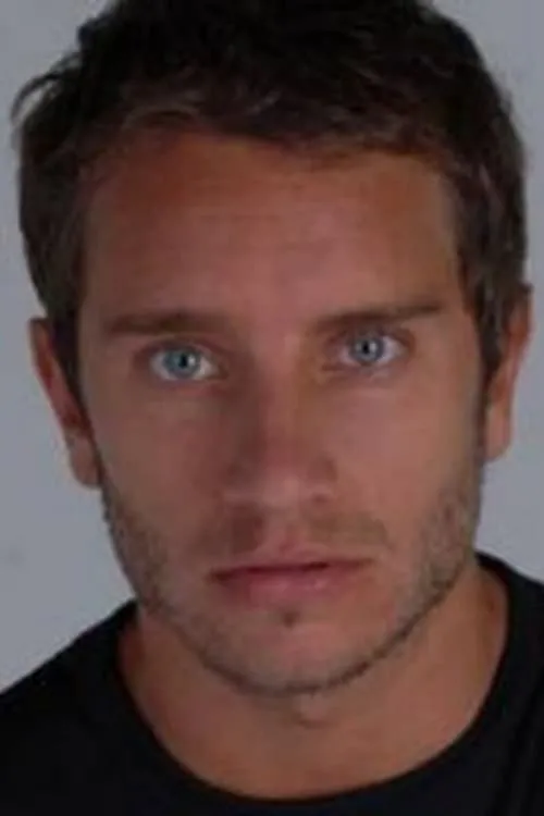 Gastón Grande interpretando a Dino