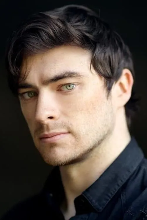 Gavin Drea interpretando a 