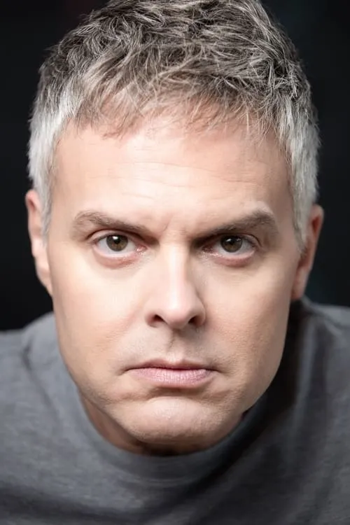 Gene Dante interpretando a Lieutenant James