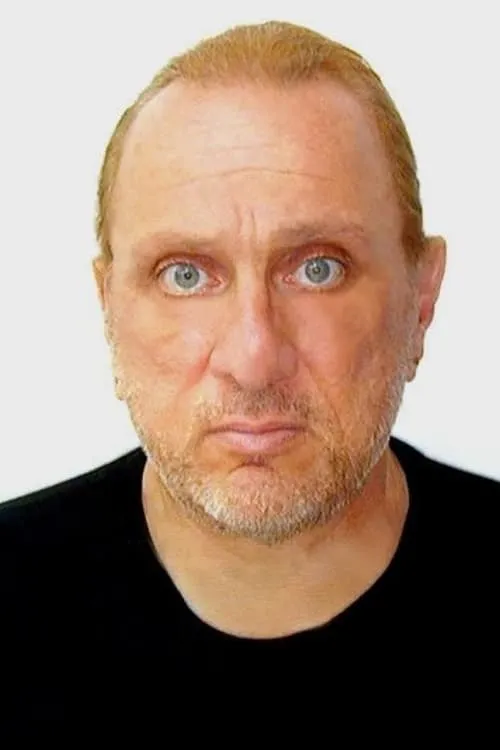 Geoffrey Giuliano interpretando a Yuri