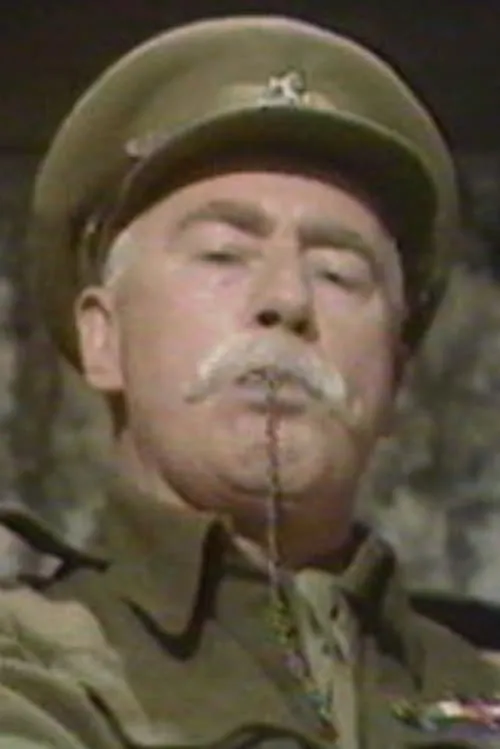 Geoffrey Lumsden interpretando a Egeus