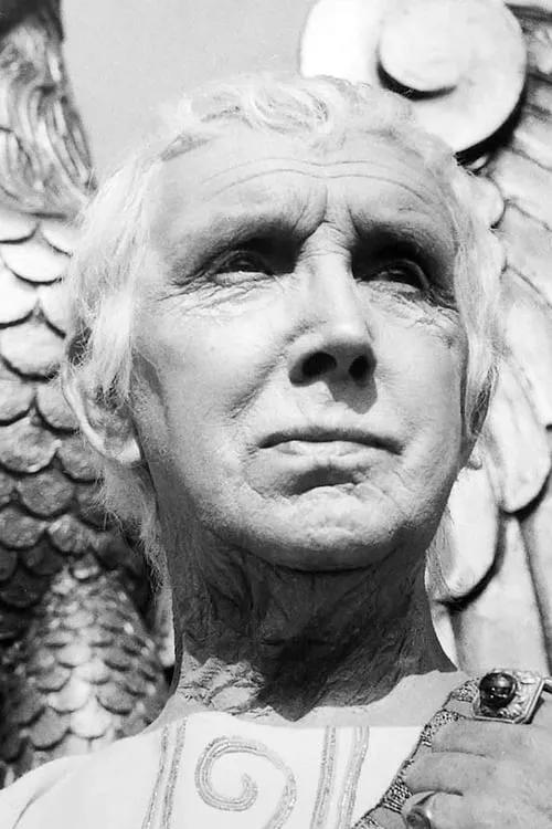 George Relph interpretando a Spy