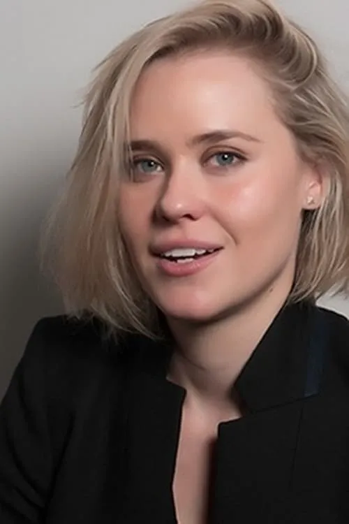 Georgia Mischak interpretando a Sara