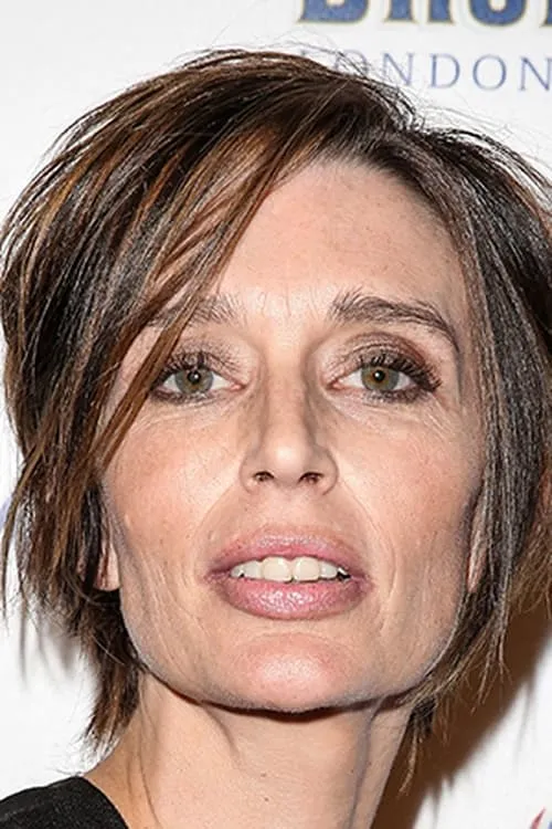 Georgina Cates interpretando a Elaine Insane