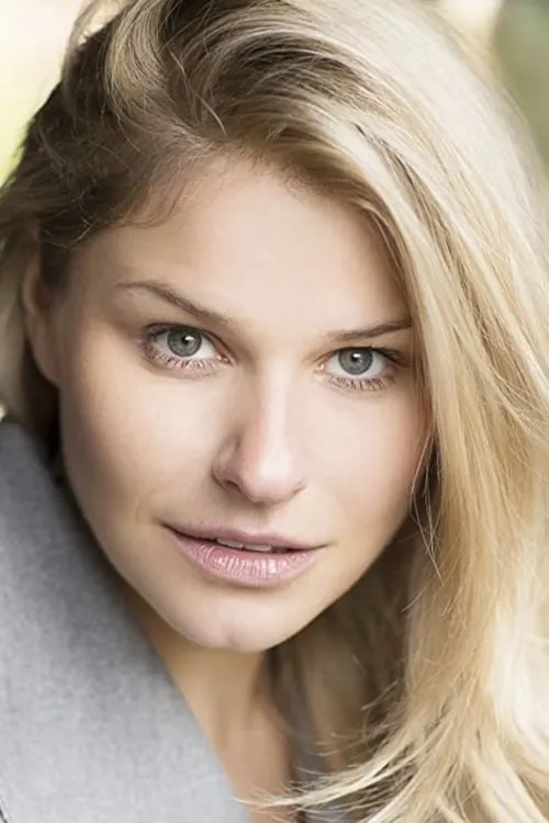 Georgina White interpretando a Cassie