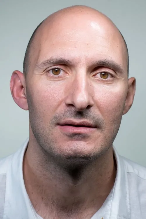 Georgios Zacharopoulos interpretando a Captain