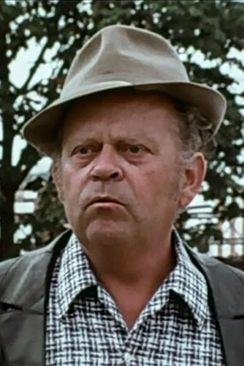 Gerhard Wollner interpretando a Fahrgast mit Reiseplänen