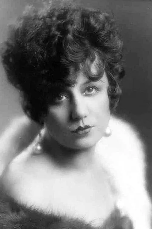 Germaine De Neel interpretando a Zasu's Maid (uncredited)