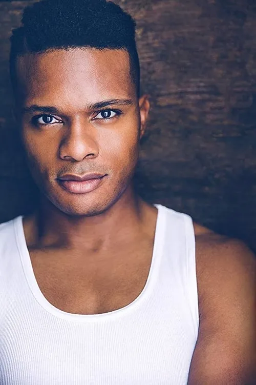 Gerrard James interpretando a