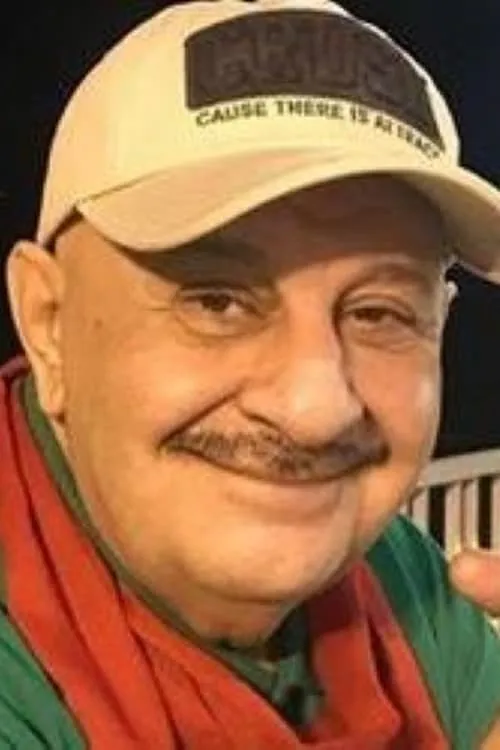 Gholam-Hossein Lotfi interpretando a Jamshid - Taher's friend