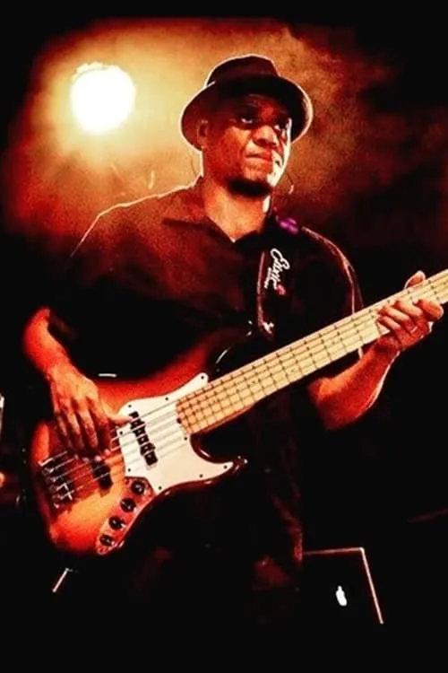 Gigi interpretando a Self - Musician: Bass