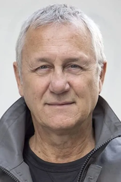 Gilles Plouffe interpretando a Cpt. Ray Bolt