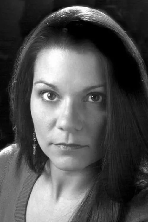 Gina Hernandez interpretando a Milagro Family Member