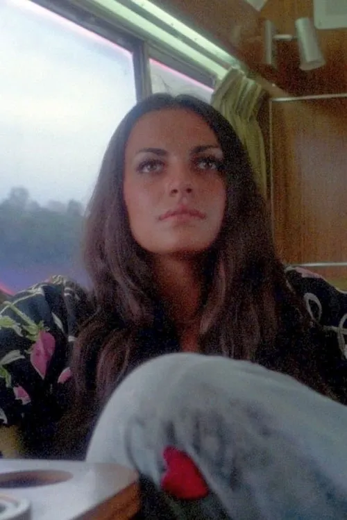 Gini Eastwood interpretando a Maureen