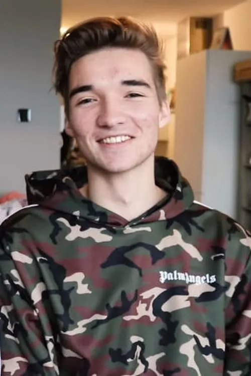 Gio Latooy interpretando a Tim