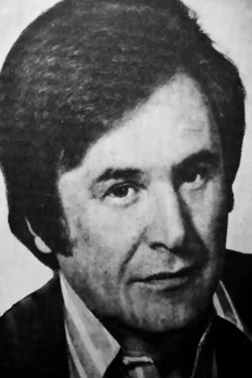 Giorgos Tzavellas interpretando a