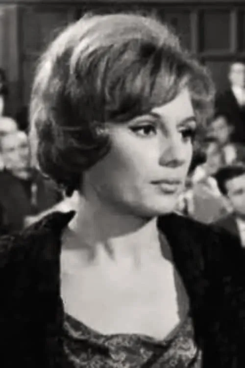 Giota Soimoiri interpretando a