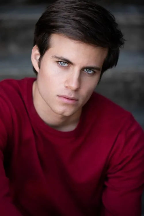 Giulio Tropea interpretando a Mark Riviera